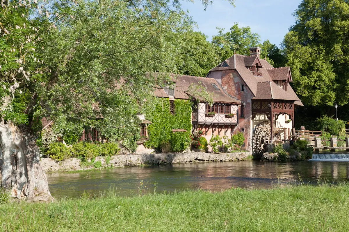 Moulin pittoresque en été au bord de la rivière - Champigny-sur-Marne