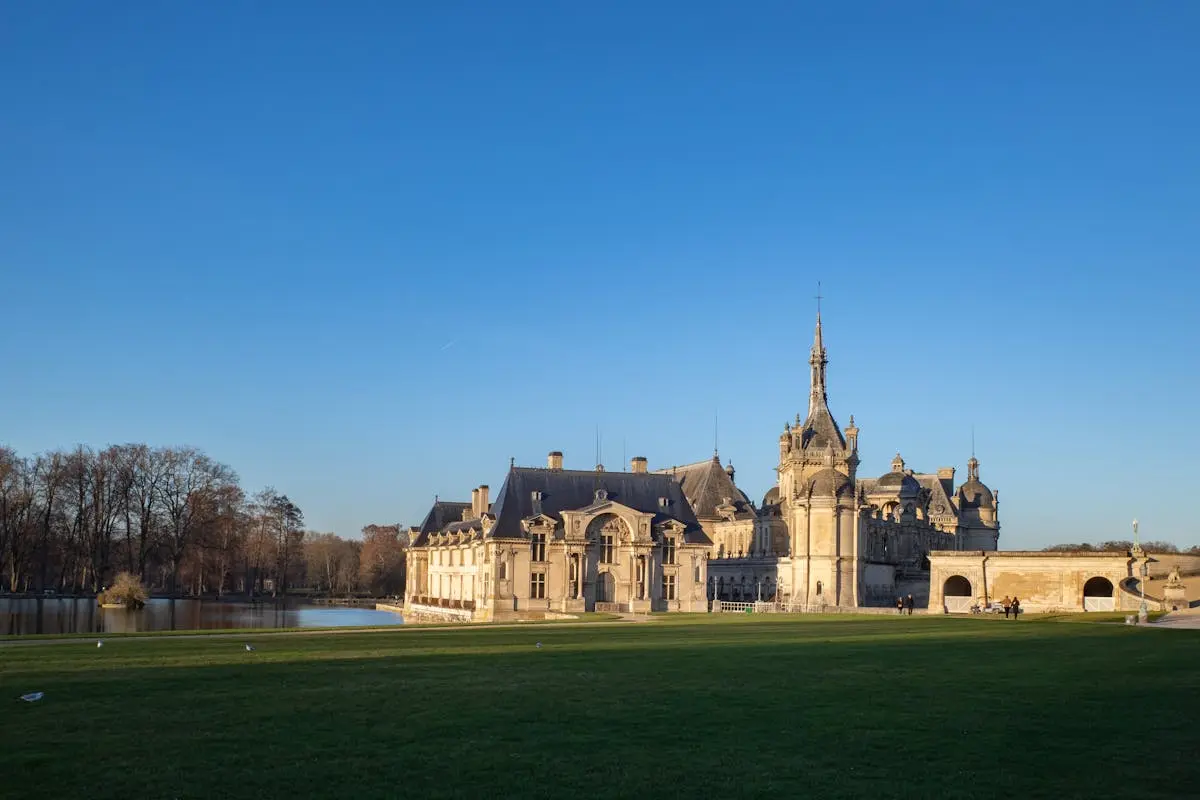 Explore the stunning Château de Chantilly, a major French landmark with beautiful architecture and lush surroundings.
