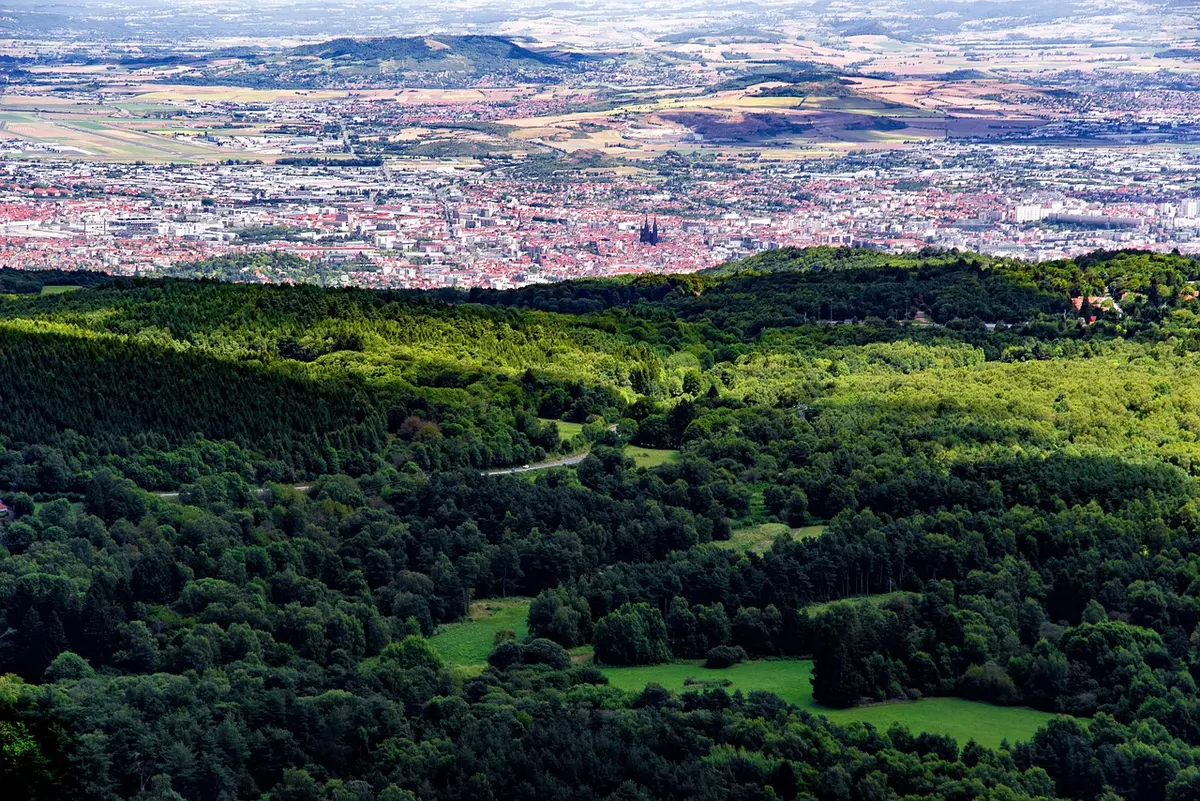 Panorama de Clermont-Ferrand avec la cathédrale et la forêt