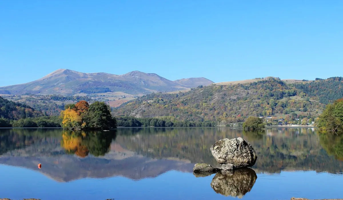 Lac de Chambon avec le Puy de Dôme près de Clermont-Ferrand