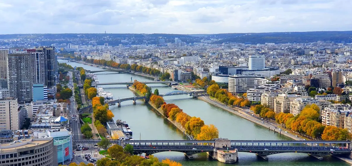 Vue aérienne de la Seine en automne près de Paris - Colombes