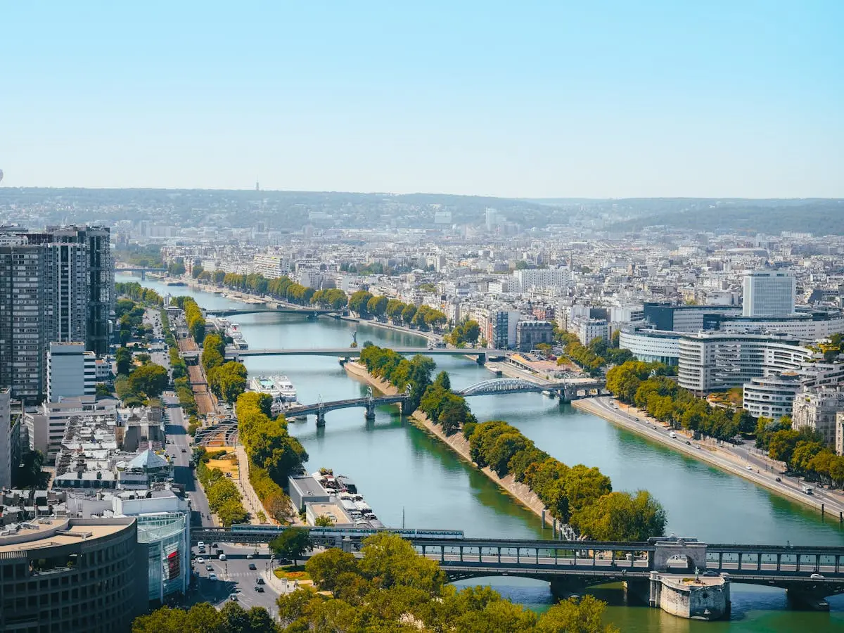 Vue aérienne de la Seine et de la banlieue parisienne - Colombes