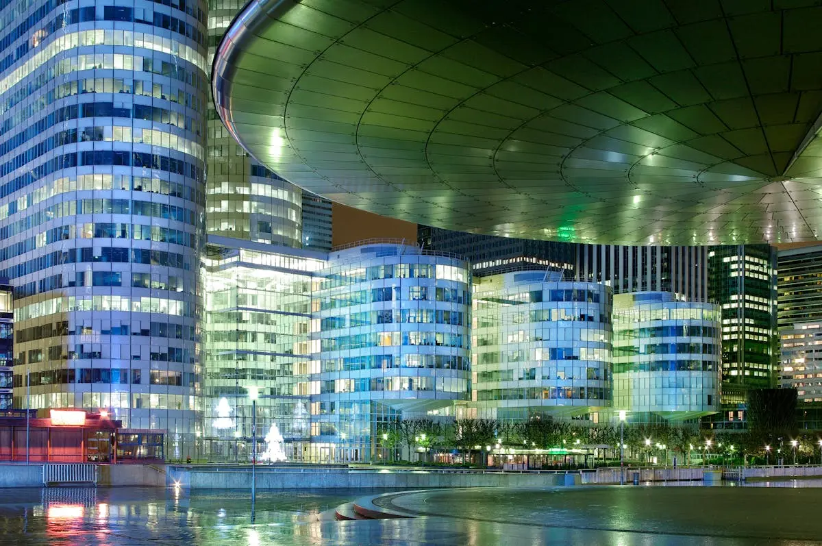 Gratte-ciel illuminés de La Défense la nuit - Courbevoie