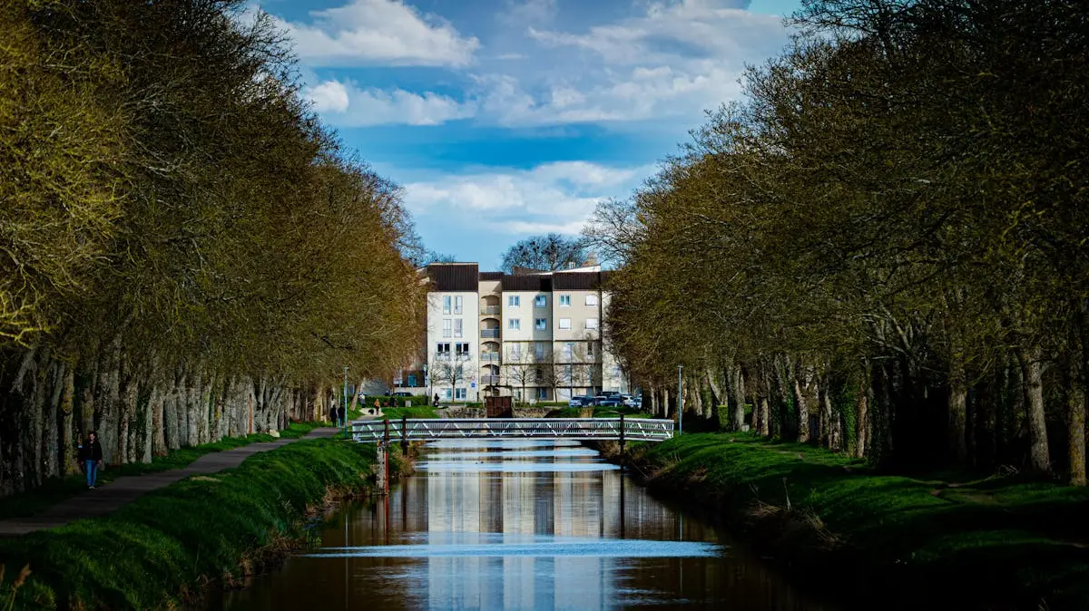 Canal bordé d'arbres dans un quartier résidentiel - Créteil