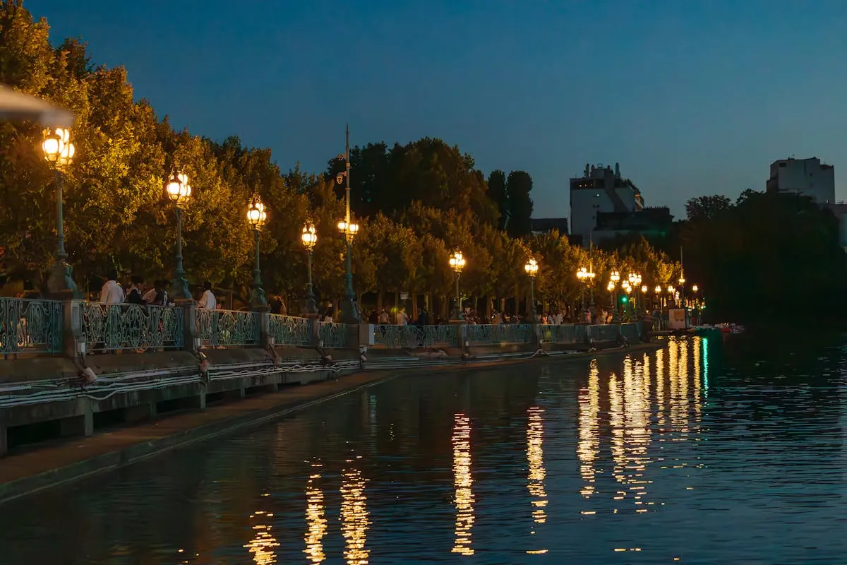 Canal de nuit avec lampadaires et reflets en Île-de-France - Créteil