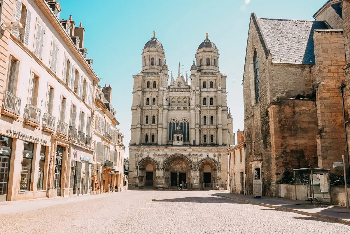 Basilique et rue charmante de Dijon sous un ciel bleu