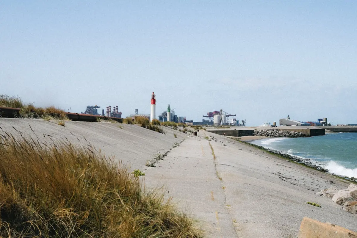 Littoral de Dunkerque avec port et paysage industriel du Nord