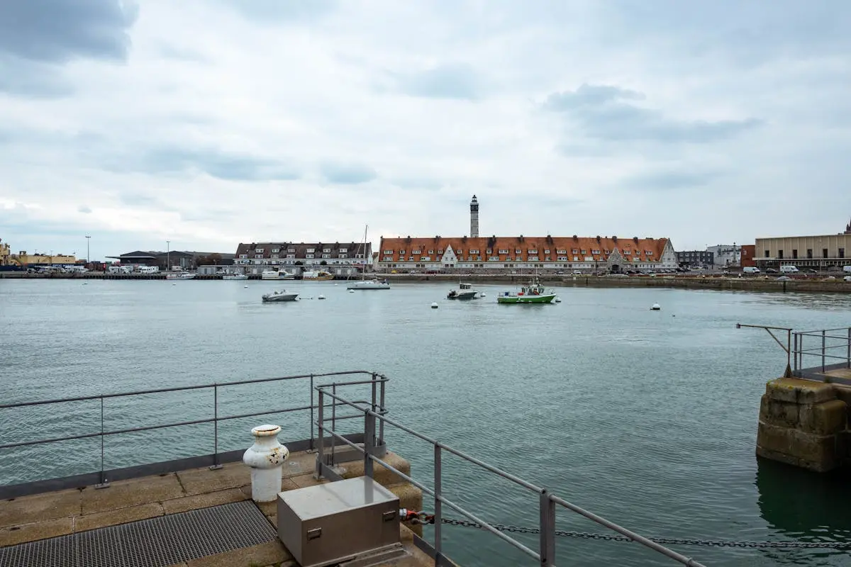Phare et port sur la côte de la mer du Nord - Dunkerque