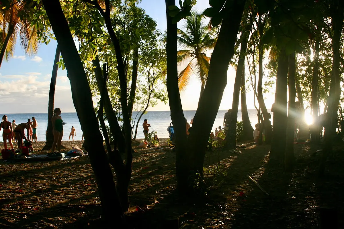 Coucher de soleil sur la plage de Martinique près de Fort-de-France
