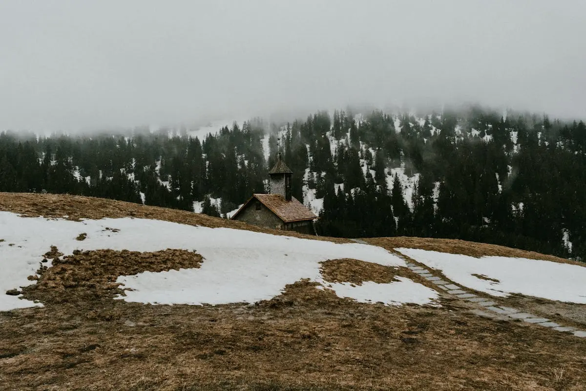 Village alpin enneigé dans les Alpes près de Gap