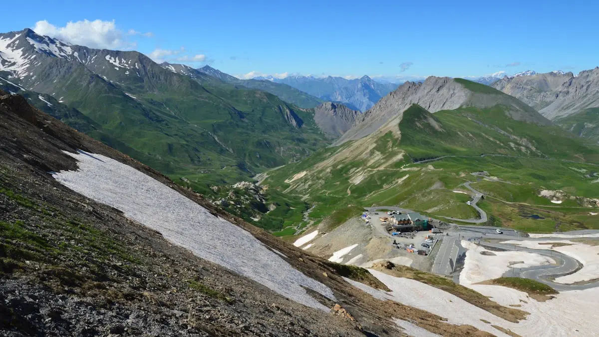 Paysage montagneux des Hautes-Alpes autour de Gap
