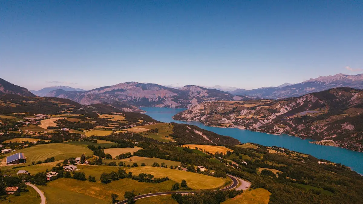 Vue aérienne du lac de Serre-Ponçon dans les Hautes-Alpes près de Gap