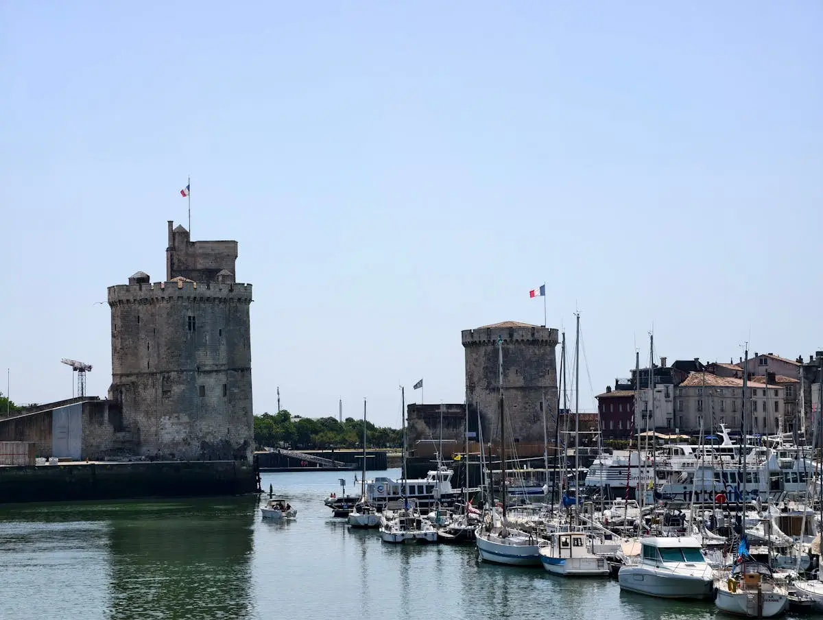 Port de La Rochelle avec tours historiques et bateaux