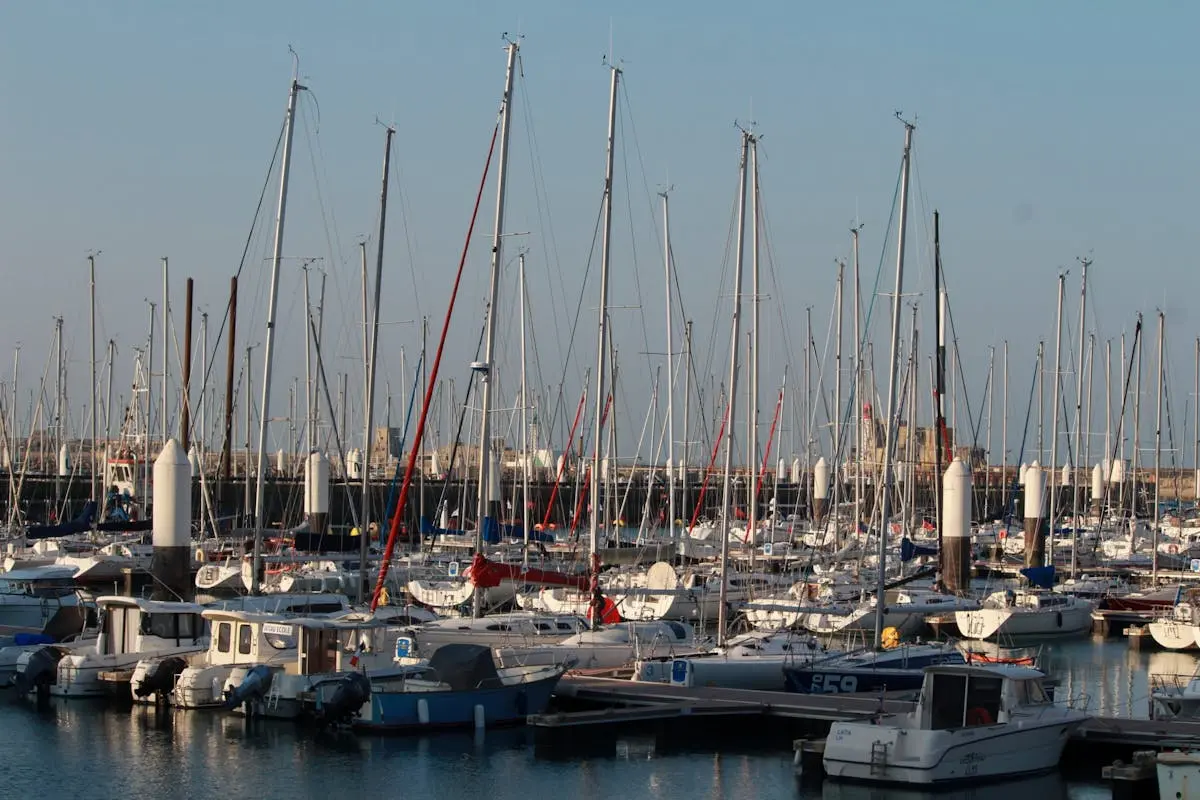 Voiliers à la marina du Havre en Normandie
