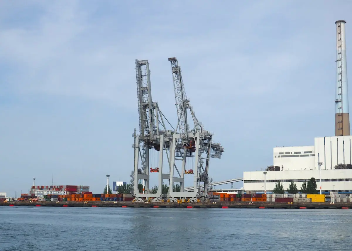 Grues et conteneurs au port du Havre