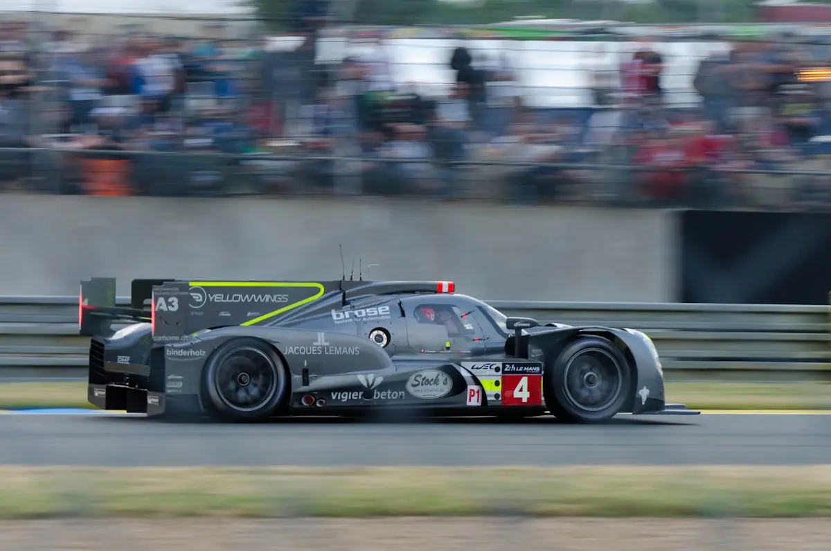 Voiture de course sur le circuit du Mans