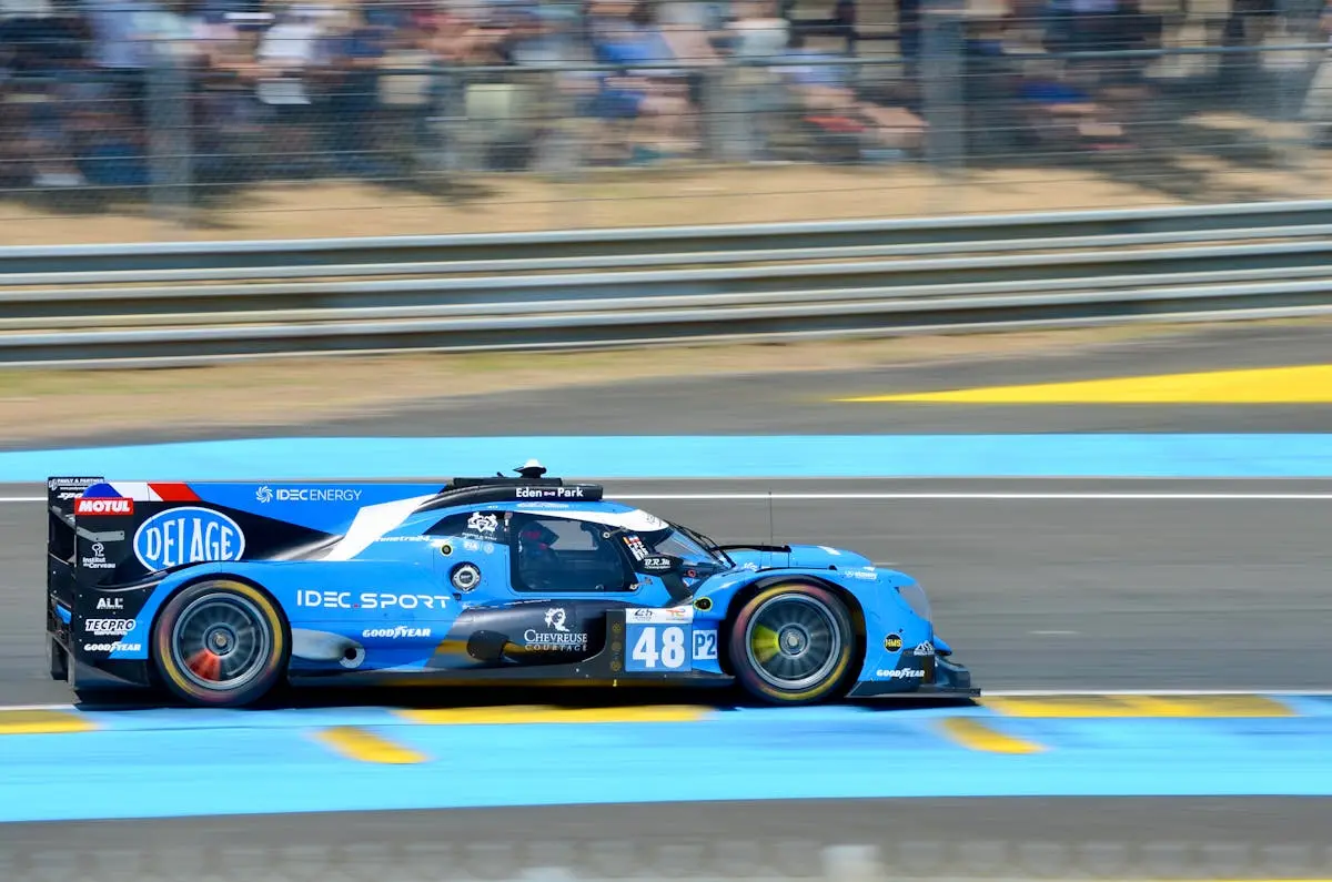 Voiture de course bleue sur la piste du Mans