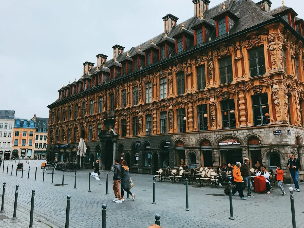 Place historique de Lille avec ses bâtiments caractéristiques