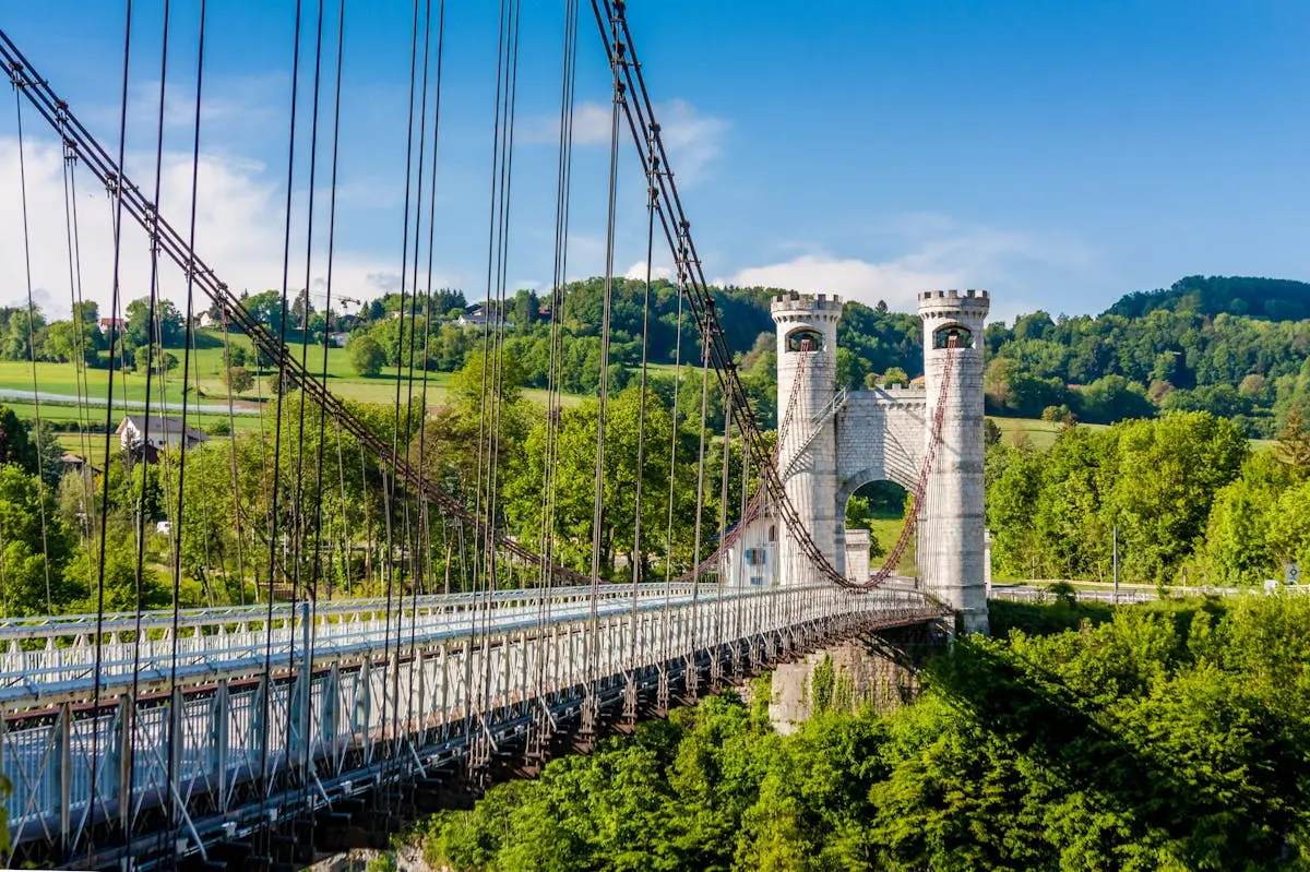 Pont suspendu sur une vallée verdoyante en Limousin - Limoges