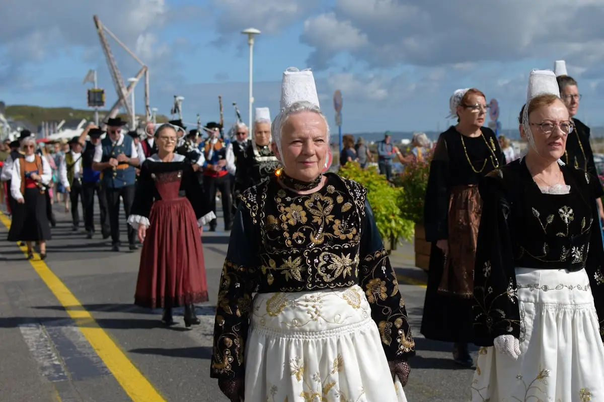 Femmes en costumes traditionnels bretons au festival de Lorient