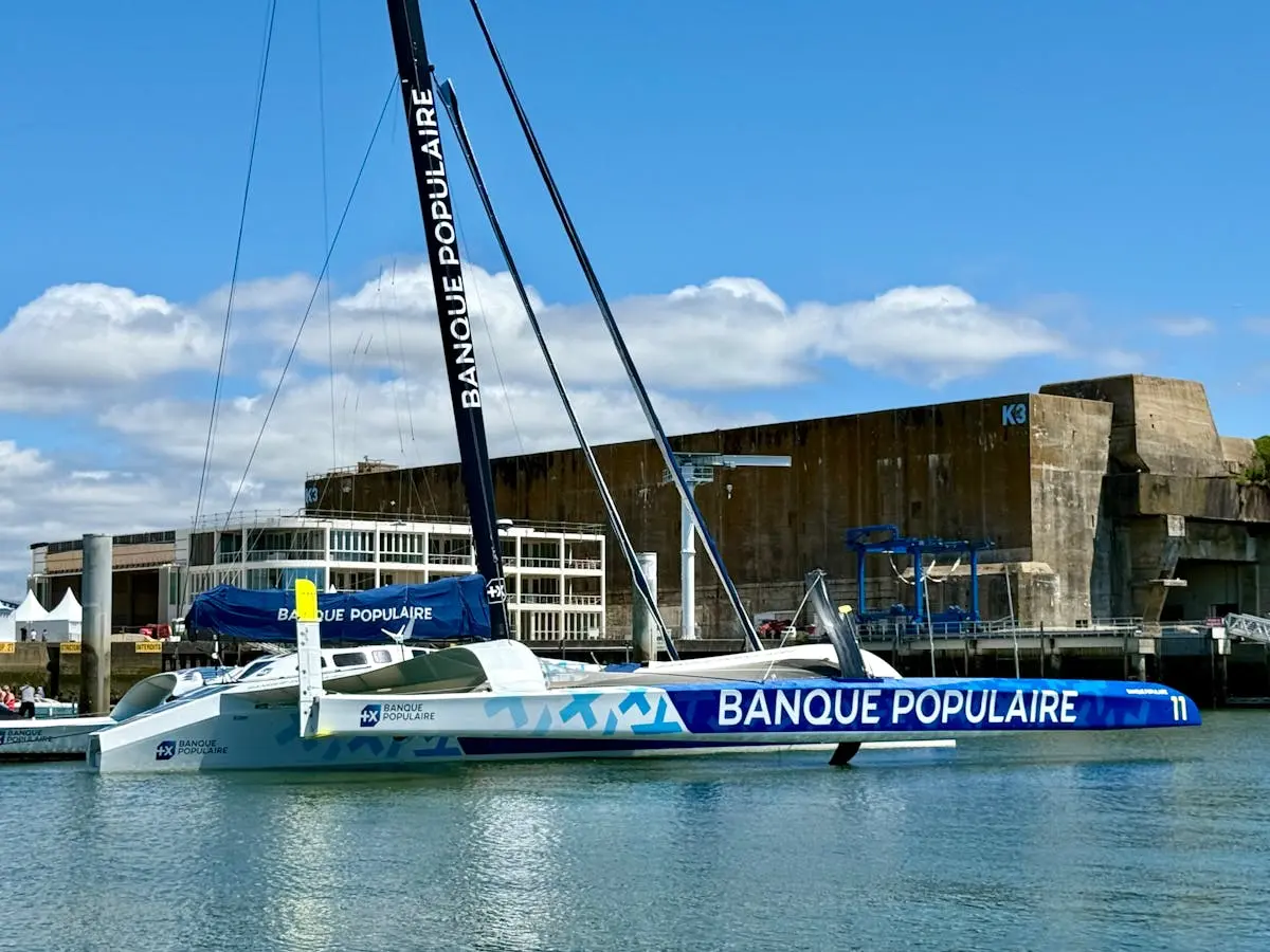 Trimaran dans le port de Lorient, Morbihan Bretagne
