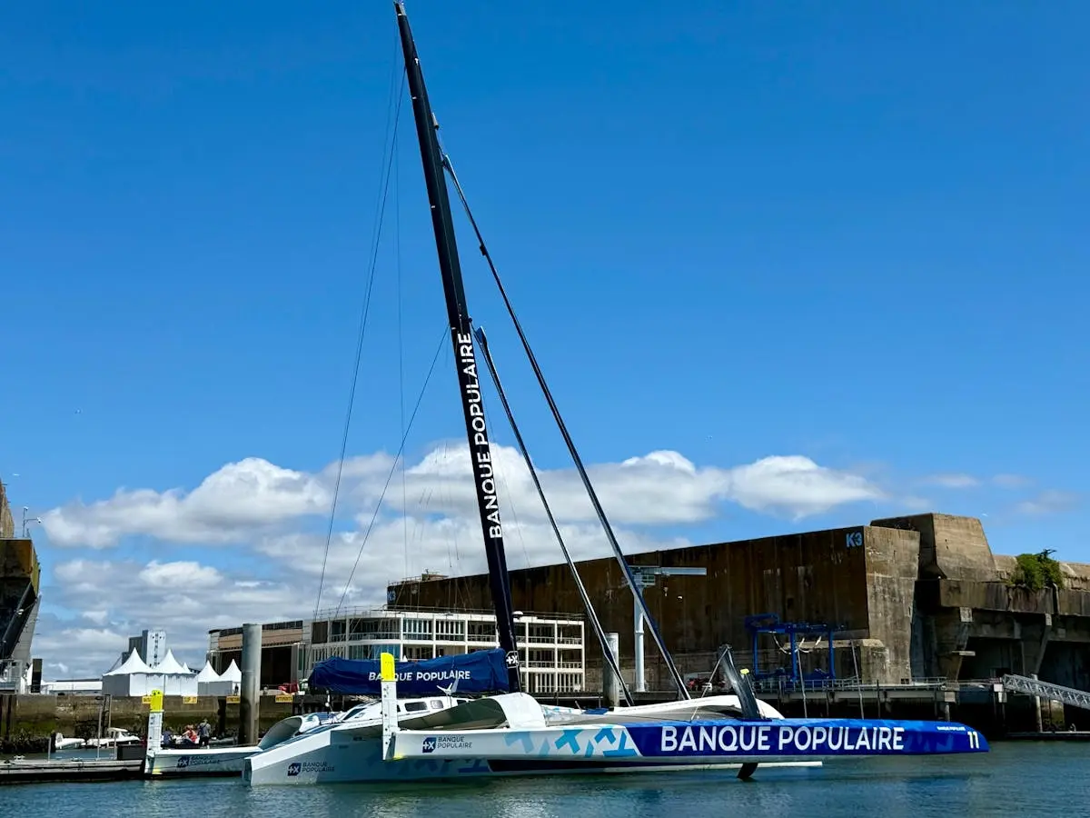 Voilier Banque Populaire amarré au port de Lorient en Bretagne