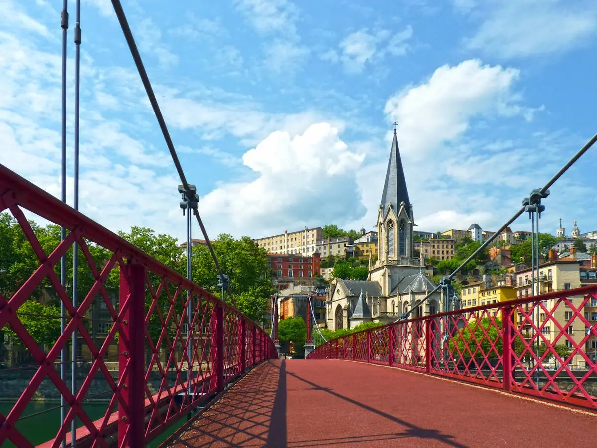 Église Saint-Georges et passerelle à Lyon