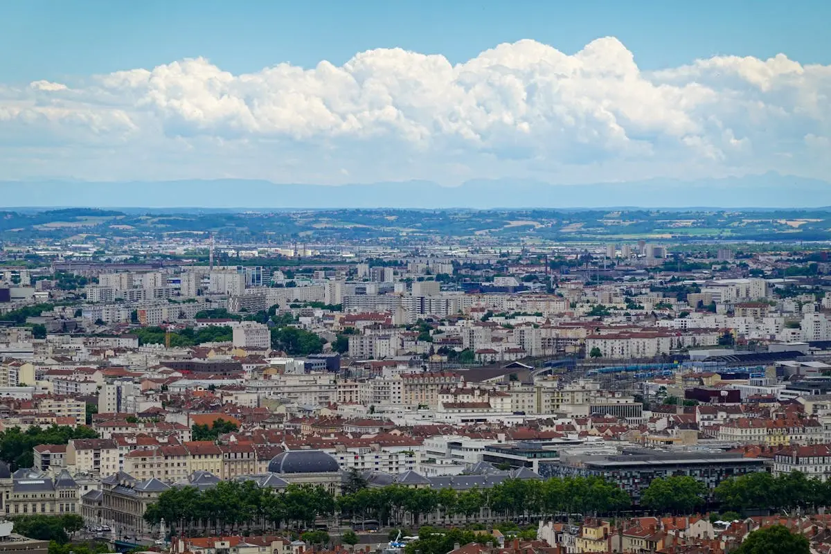 Panorama urbain de Lyon sous un ciel bleu