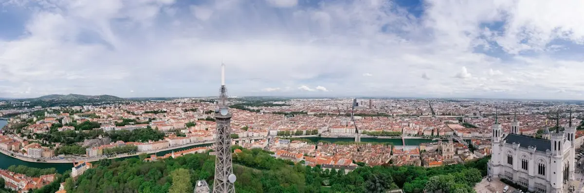 Paysage urbain de Lyon avec verdure et architecture historique