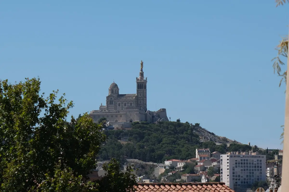 Basilique Notre-Dame de la Garde dominant Marseille