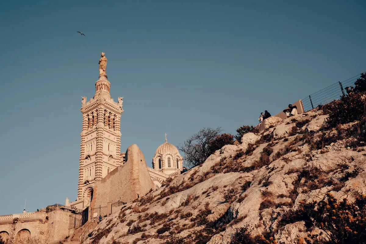 Notre-Dame de la Garde sur les falaises de Marseille