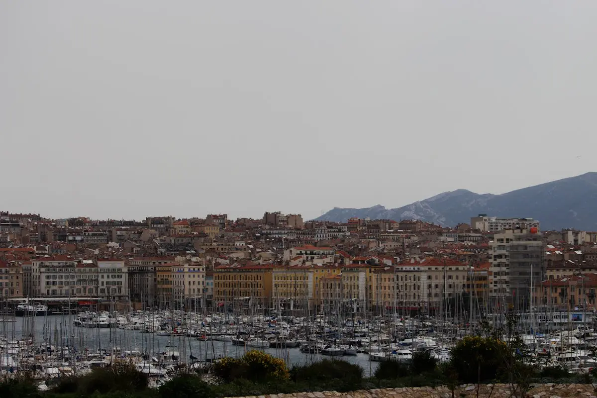 Port de Marseille avec ses bâtiments historiques
