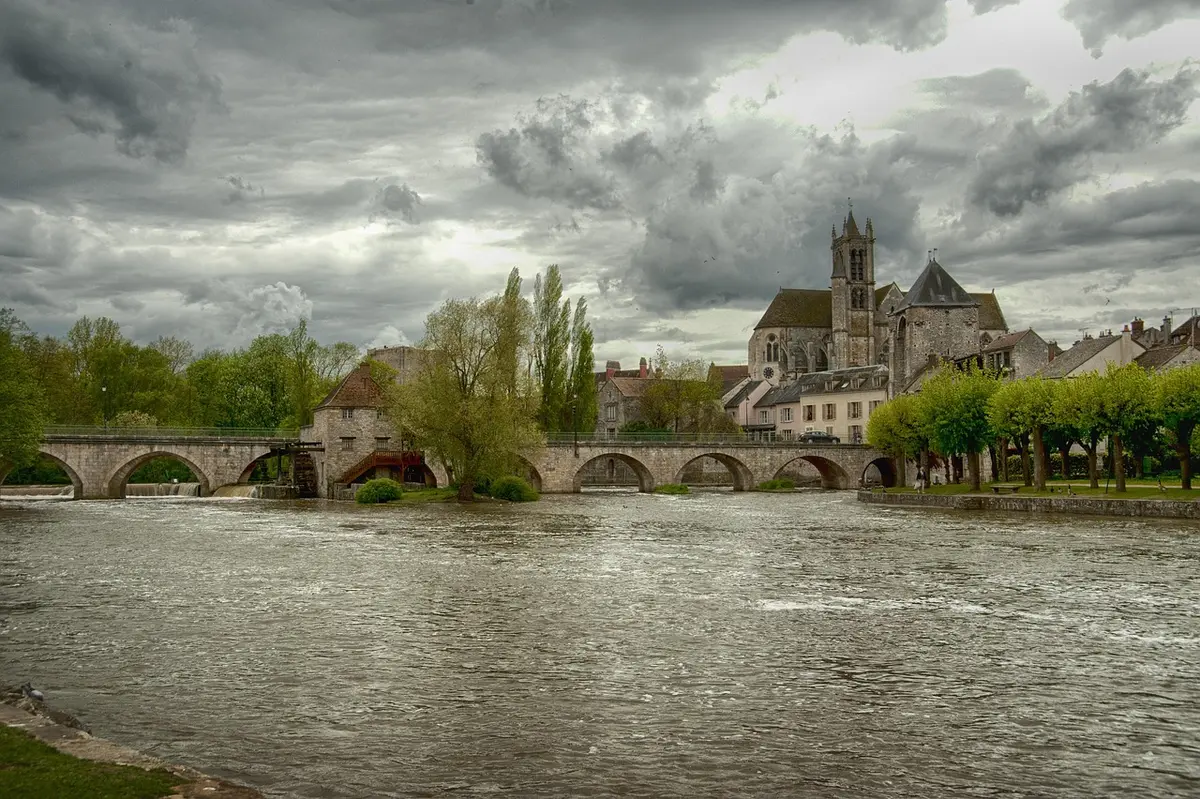 Moret-sur-Loing, église et pont médiéval en Seine-et-Marne