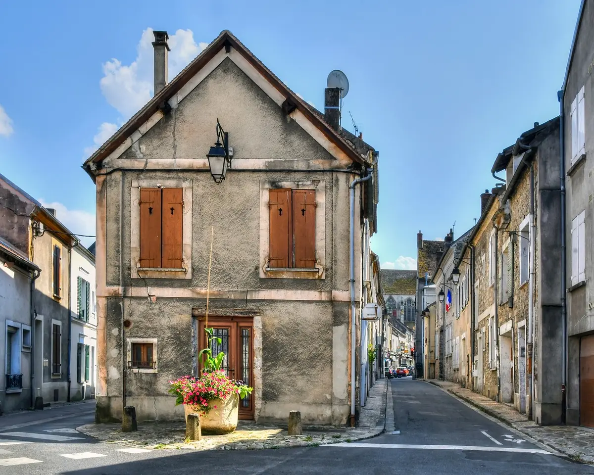 Ruelle et façades anciennes dans un village de Seine-et-Marne