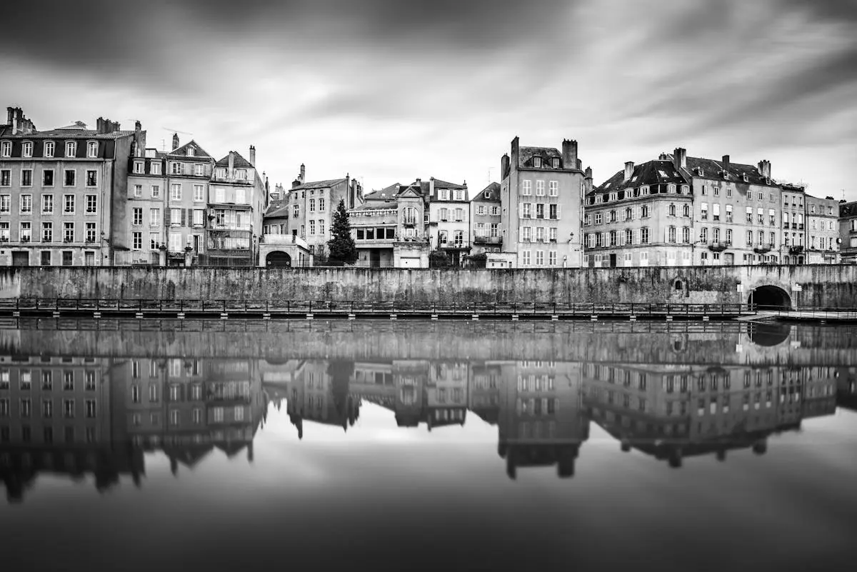 Architecture historique de Metz avec reflets