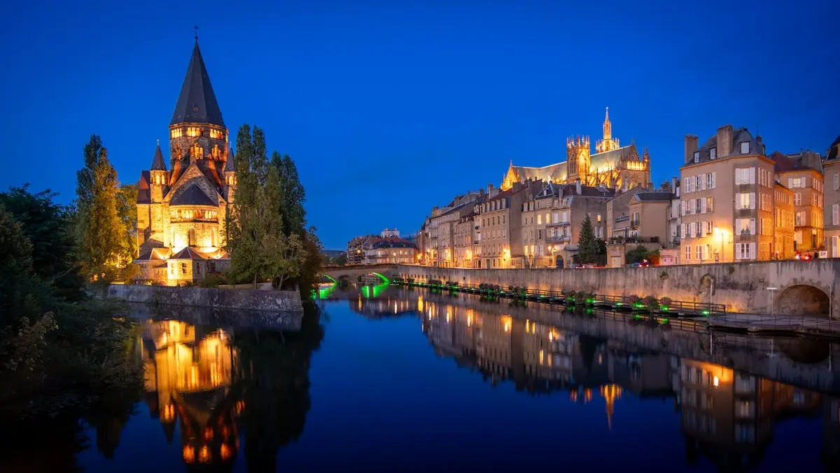Cathédrale de Metz et la Moselle illuminées la nuit