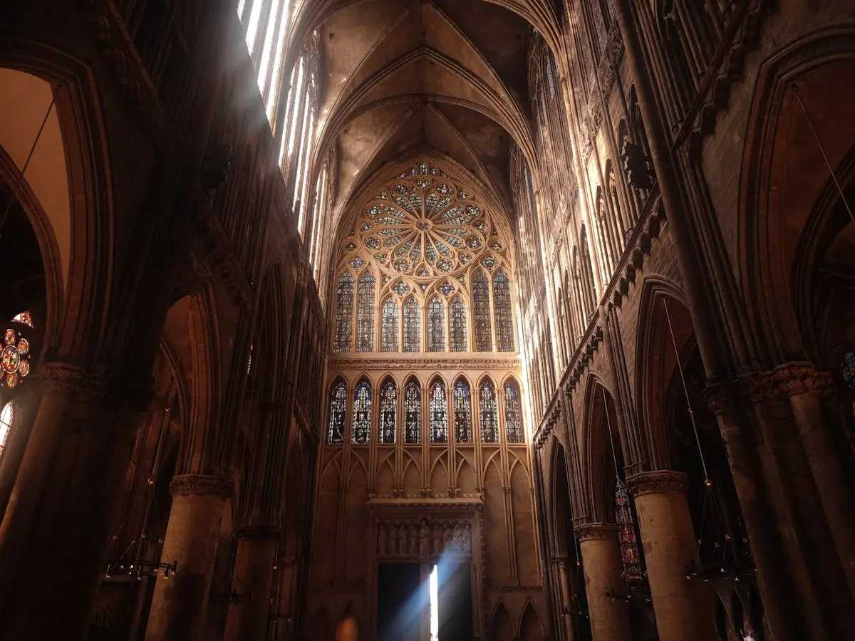 Vitraux et architecture gothique de la cathédrale de Metz