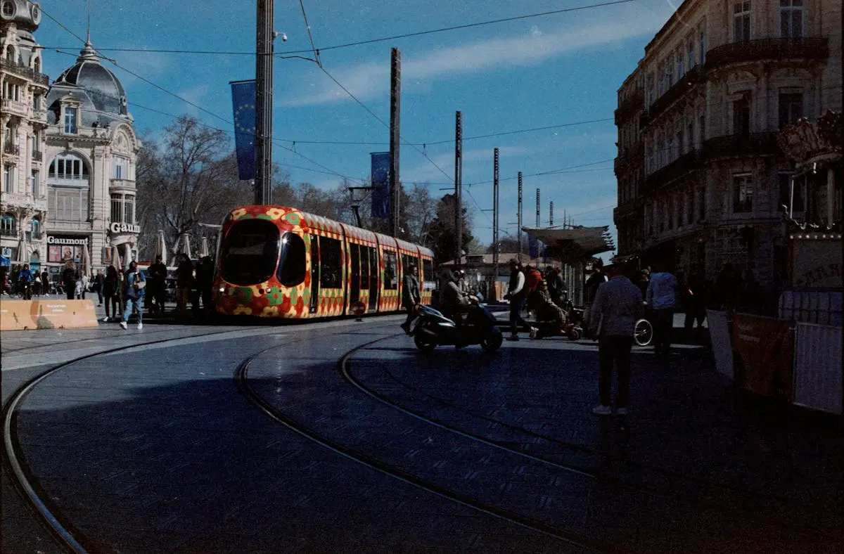 Tramway coloré dans une rue animée de Montpellier