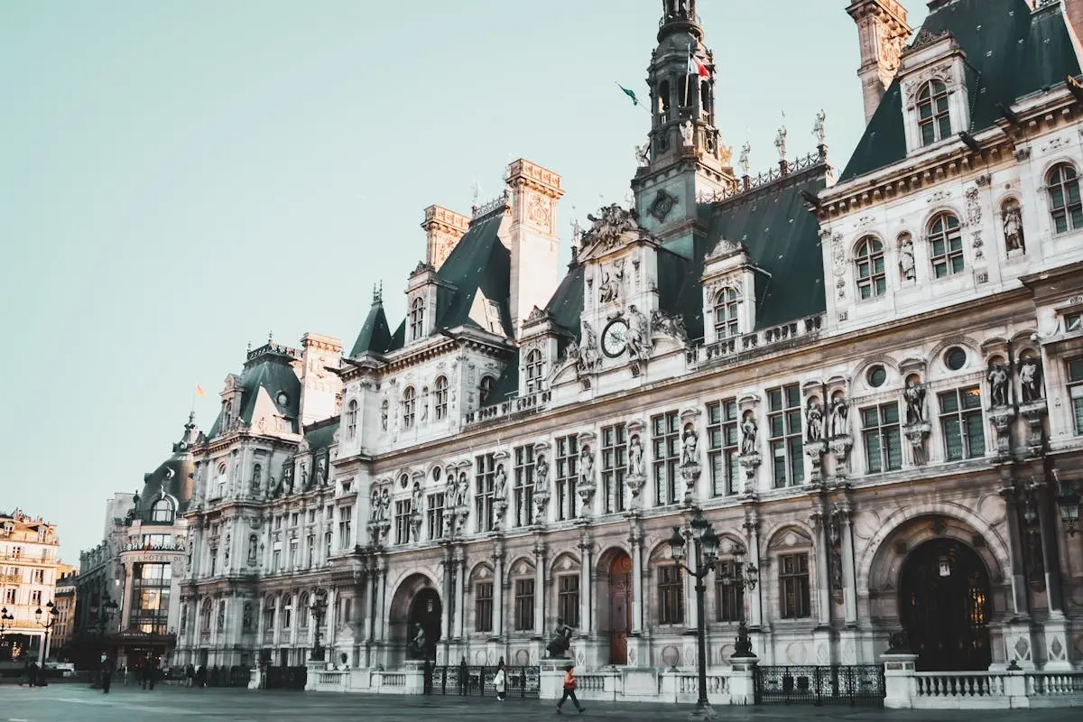 Hôtel de Ville historique avec détails architecturaux - Montreuil