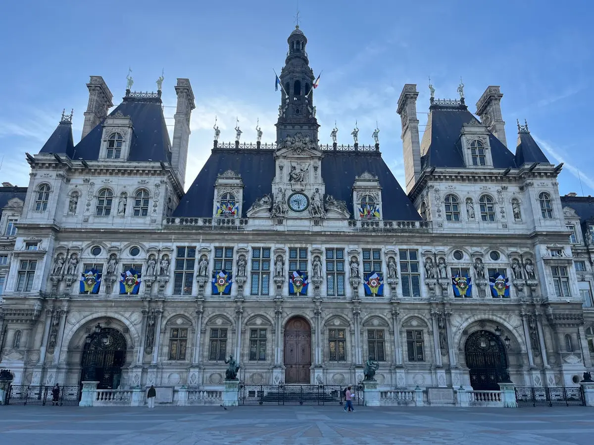 Hôtel de Ville de style francilien par temps clair - Montreuil