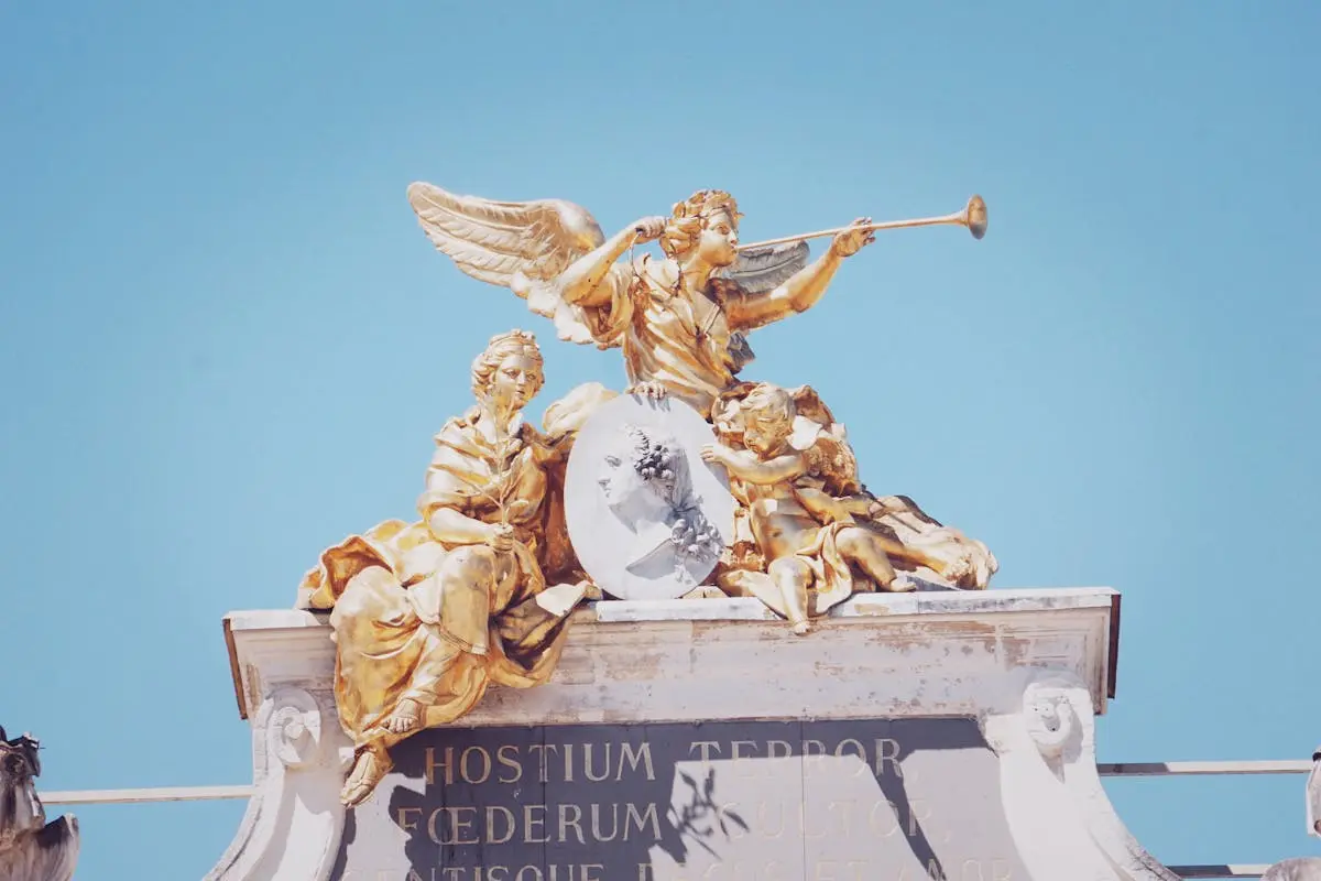 Sculpture dorée d'ange sur bâtiment historique de Nancy
