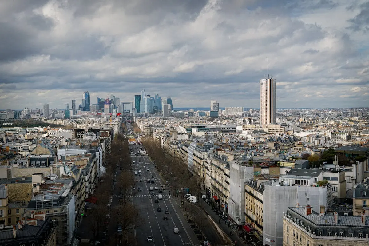 Vue aérienne de La Défense et Paris depuis Nanterre