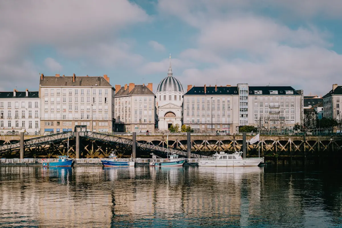 Architecture de Nantes avec reflets sur la Loire