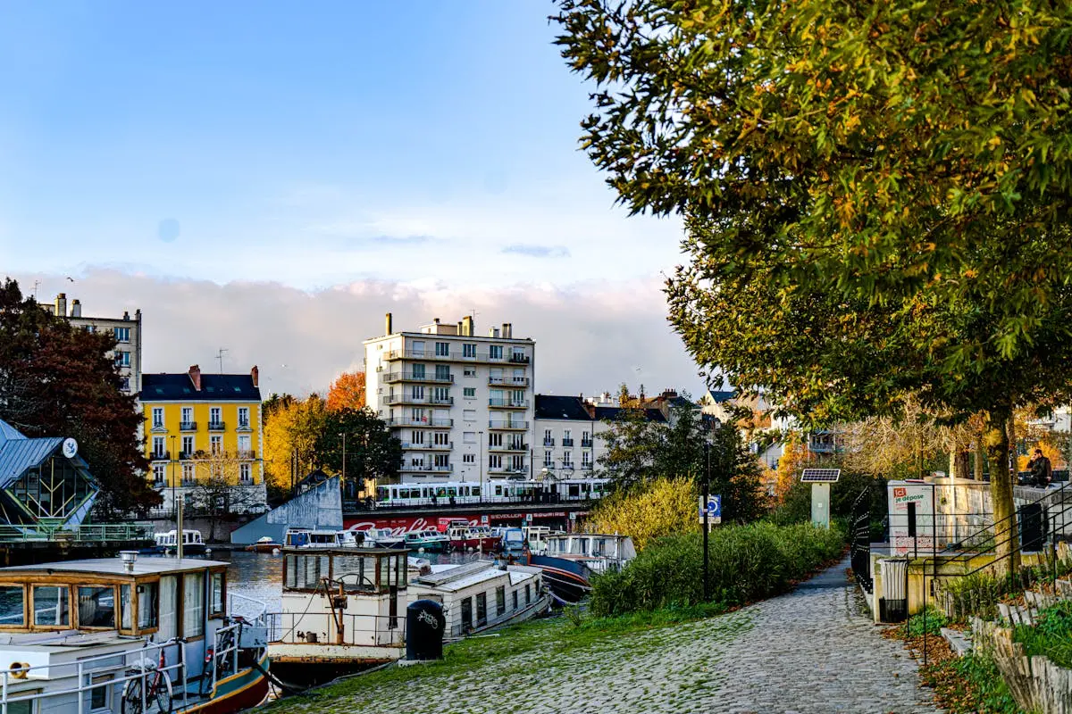 Bords de Loire à Nantes avec bateaux et bâtiments