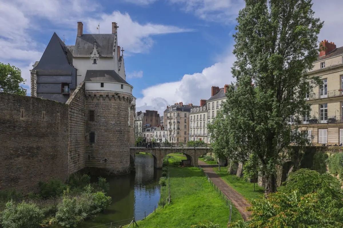Château des Ducs de Bretagne à Nantes entouré de verdure