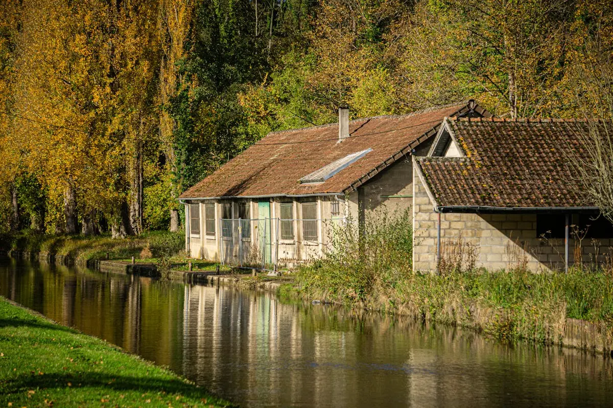 Canal de la Robine avec maisons traditionnelles à Narbonne