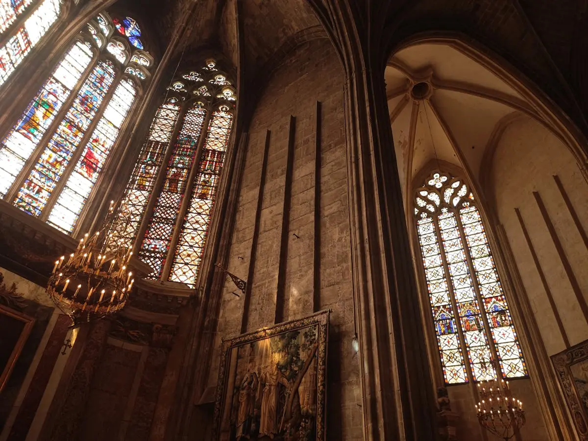 Vitraux gothiques de la cathédrale Saint-Just de Narbonne