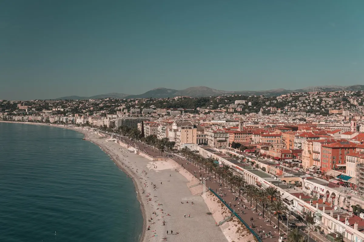 Vue sur le bord de mer et la ville de Nice