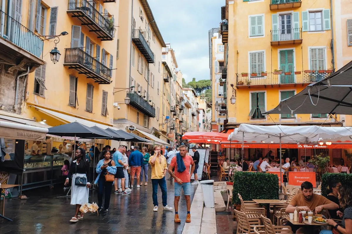 Rue colorée avec cafés et boutiques dans le Vieux-Nice