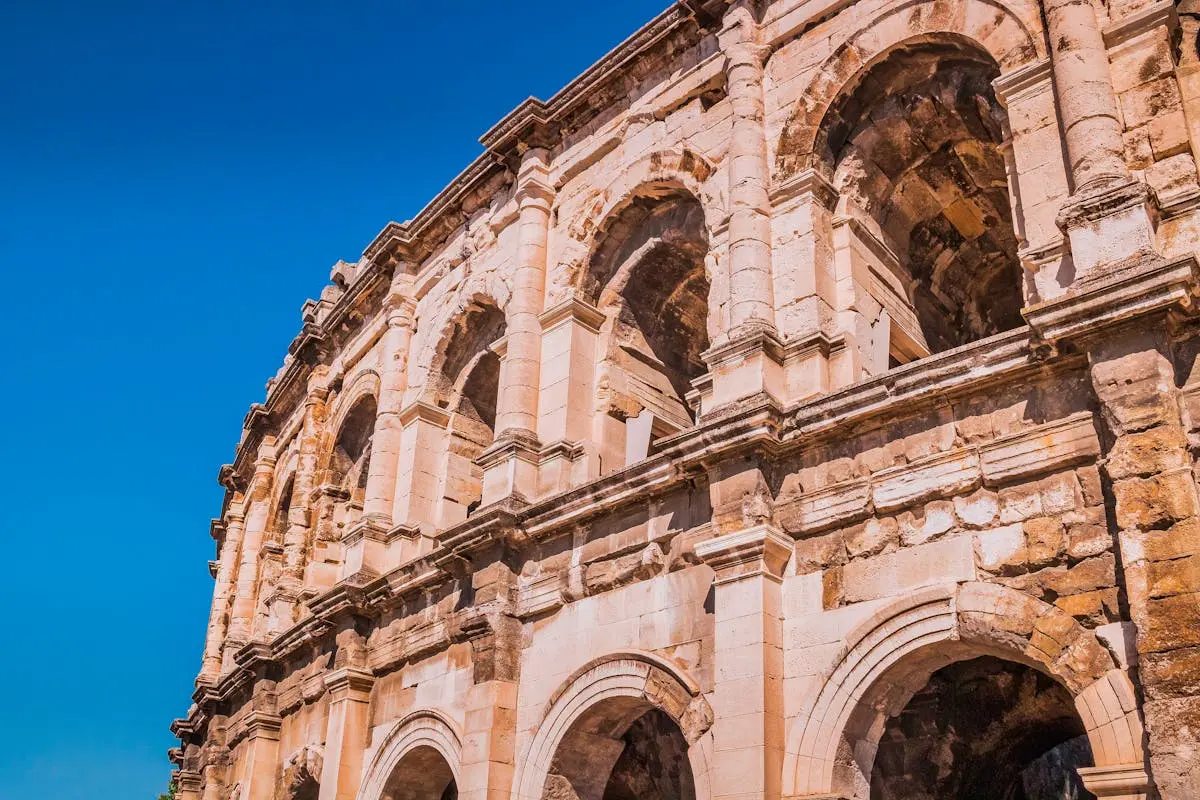 Arènes romaines de Nîmes sous un ciel bleu